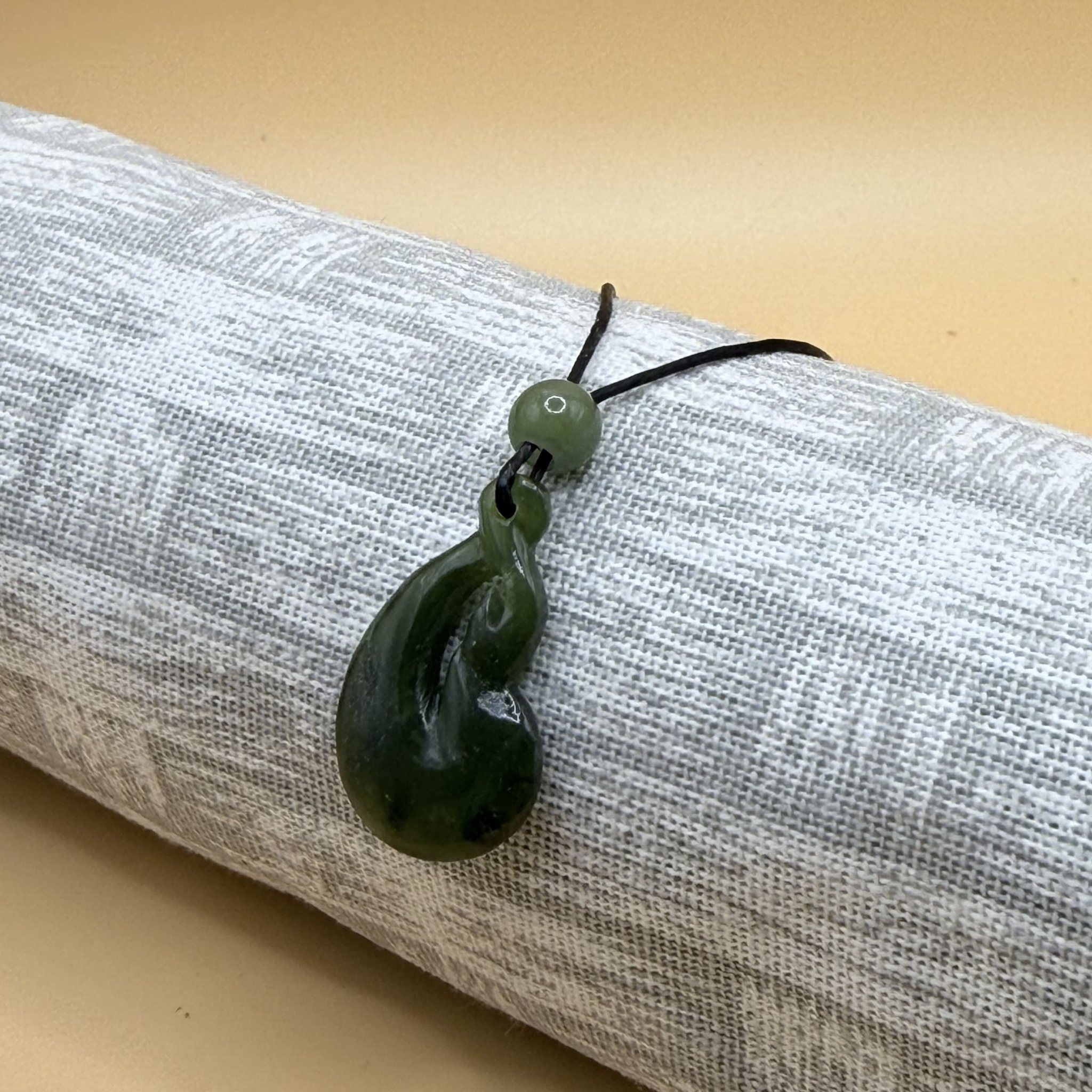 Hei Matau / Hook III - Pēpi Pounamu